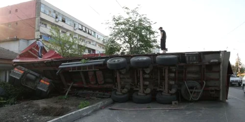 Arhiva TIR-ul s-a răsturnat pe DN14B