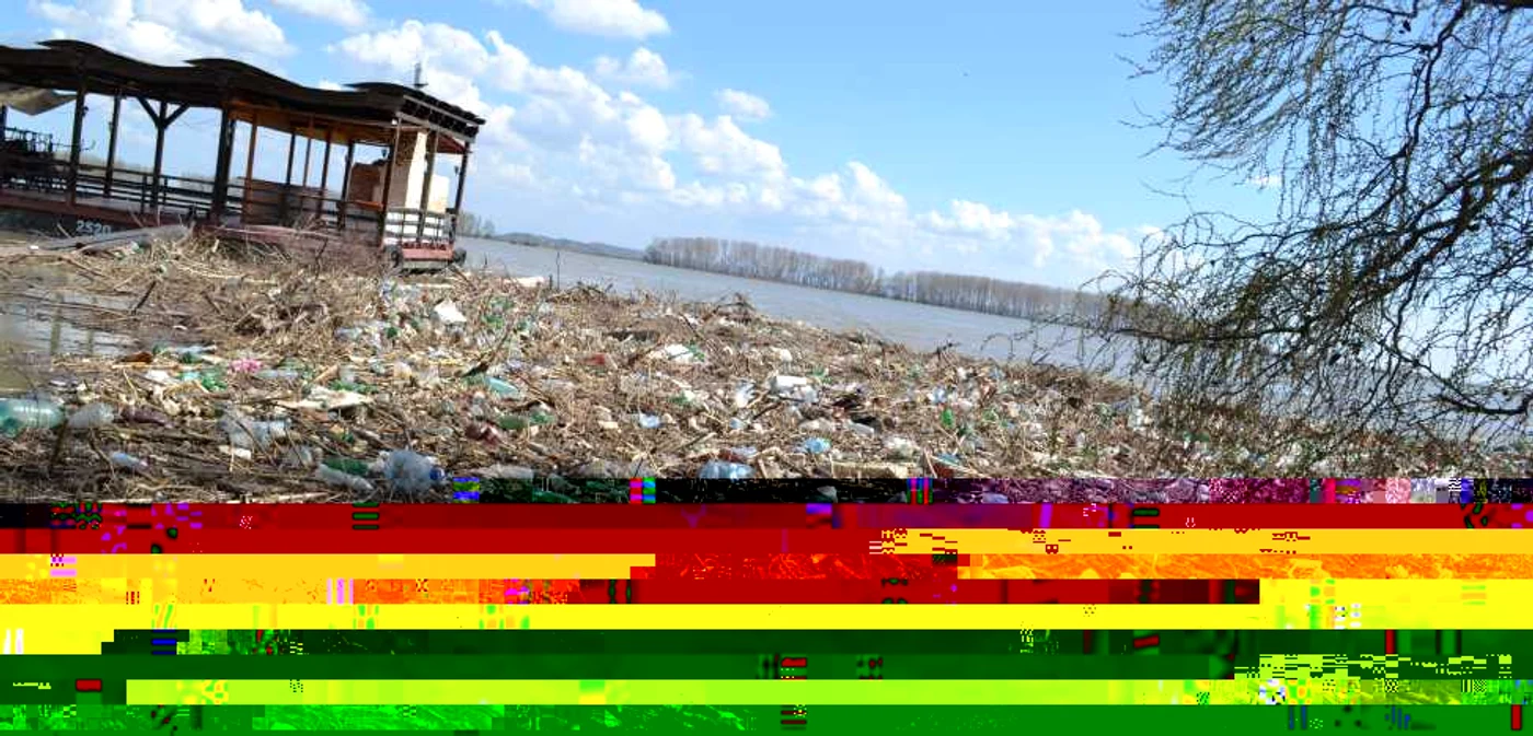 Gălăţenii, care merg pe Faleză pentru o gură de aer curat, au parte de un peisaj respingător. Foto: Marius Mototolea.