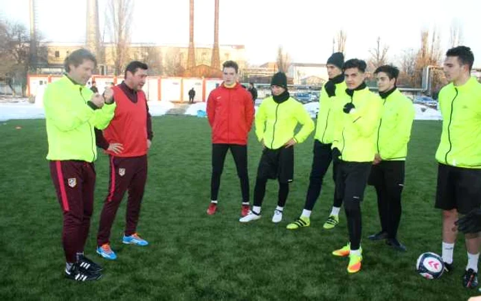 Răducioiu şi Viorel Moldovan, alături de tinerii fotbalişti