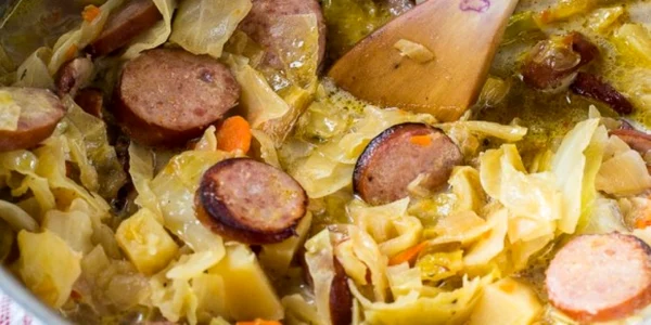Supă de varză cu cârnaţi afumaţi