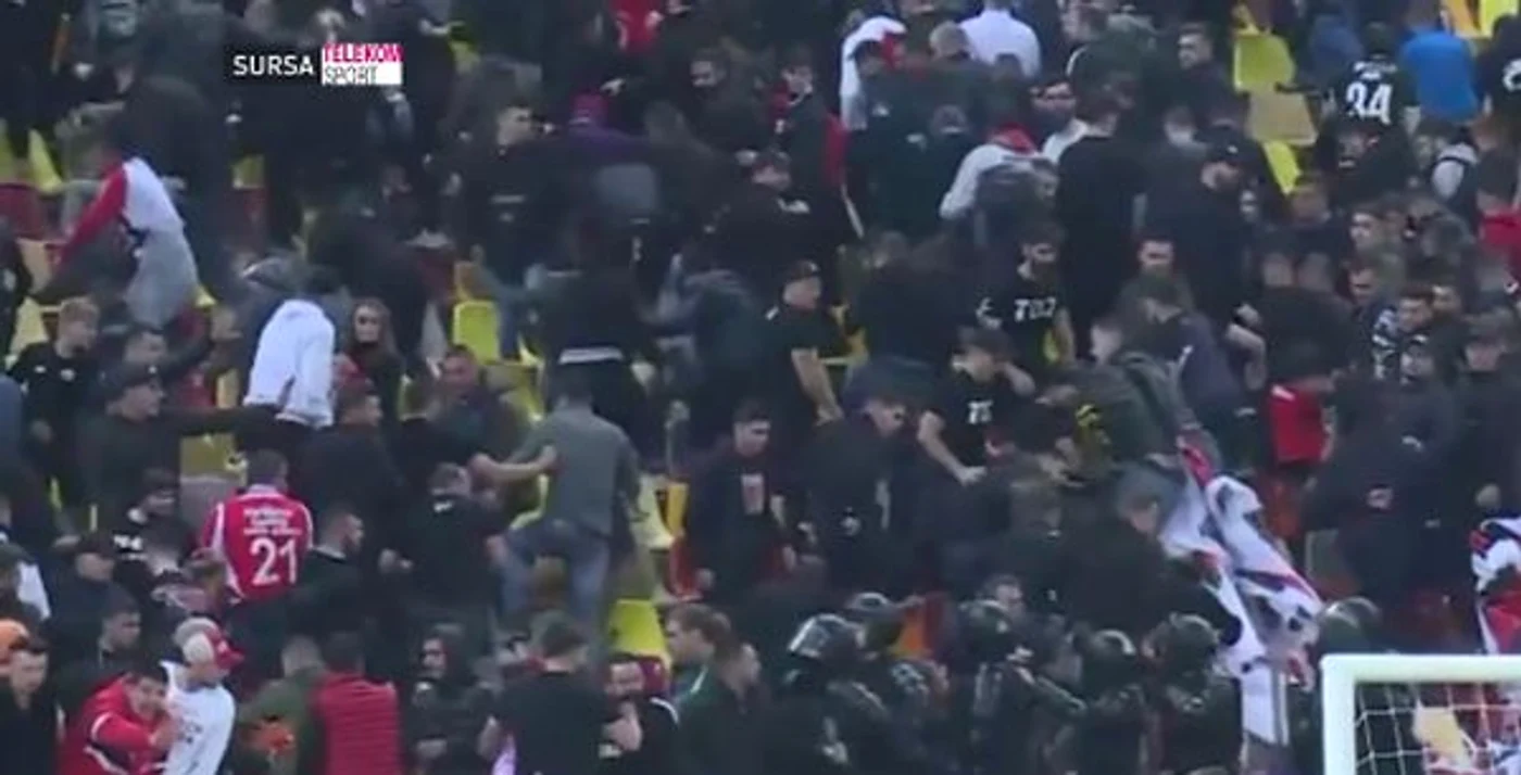 
    Suporterii s-au încăierat la finalul meciului şi s-au bătut cu scaunelefoto: captură video  
