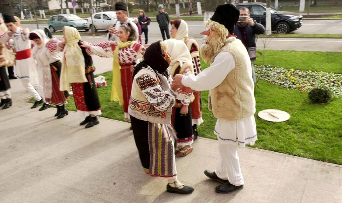 Personajele sunt interpretate de dansatori ai ansamblului Breazăul, din Mânzăleşti