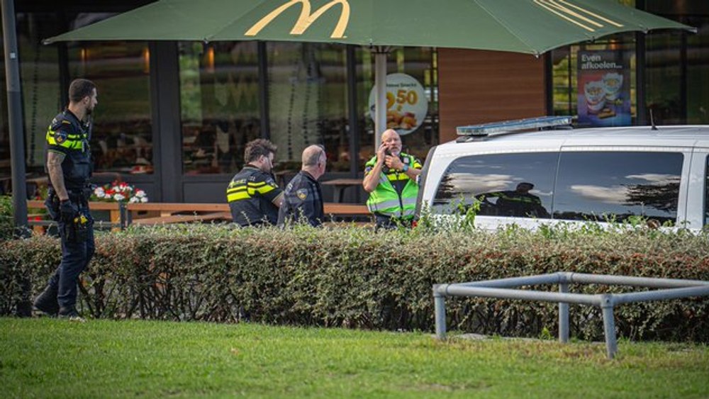 Un adolescent de 15 ani, împușcat mortal de poliție într-un McDonald’s din Olanda. Clienții, în stare de șoc după incident