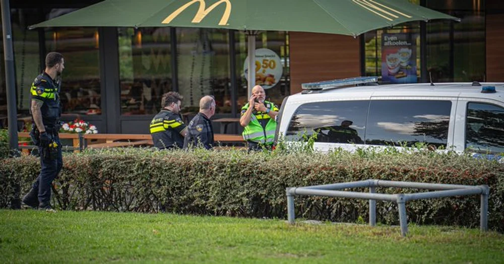 Un adolescent de 15 ani, împușcat mortal de poliție într-un McDonald’s din Olanda. Clienții, în stare de șoc după incident