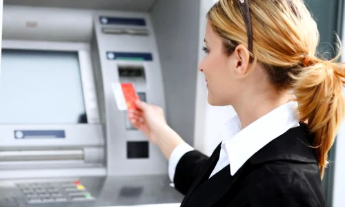 shutterstock 15716188 bancomat femeie card jpeg