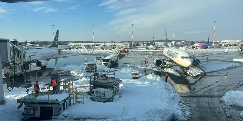 Zăpadă pe aeroportul Otopeni - avioane FOTO Adevărul 