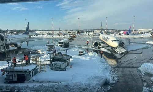 Zăpadă pe aeroportul Otopeni - avioane FOTO Adevărul 