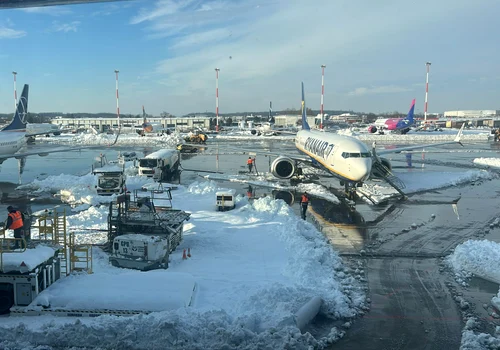 Zăpadă pe aeroportul Otopeni - avioane FOTO Adevărul 