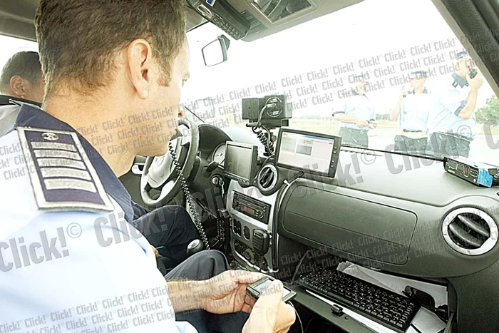 Noile tehnologii fac parte dintr-un proiect pilot. Dacă se vor dovedi eficiente, Poliţia Română le va achiziţiona pentru fiecare autospecială (Fotografii: Marian Iliescu)