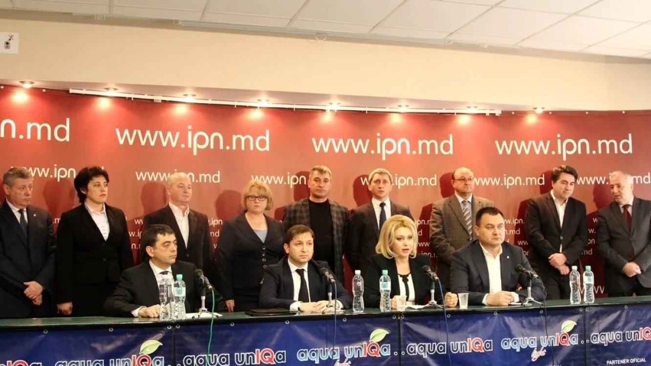 Cei 13 deputaţi care în 2015 au părăsit Partidul Comuniştilor şi au aderat la Partidul Democrat, condus la acea vreme de Vlad Plahotniuc.