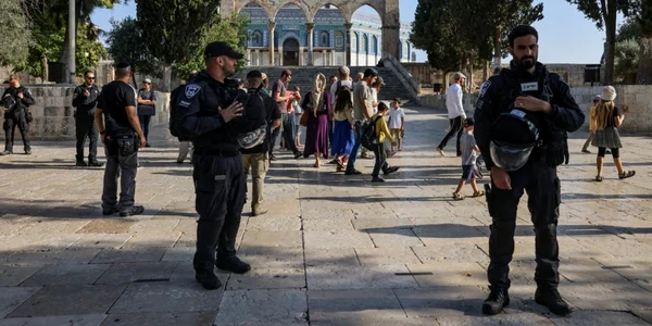 Forţe de securitate israeliene în faţa unei moschei FOTO AFP