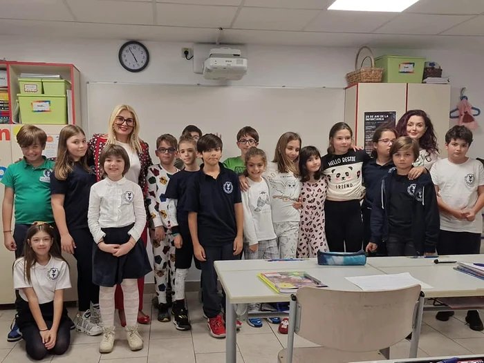 Nicoleta Munteanu cu copiii de la Complexul Educațional Laude-Reut SURSA Arhivă personală