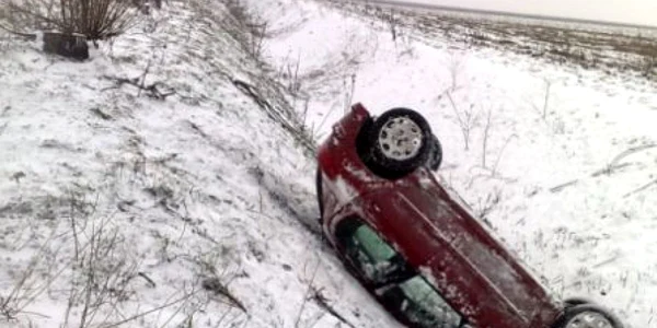 Şoferul nu a adaptat viteza la carosabilul acoperit cu polei.