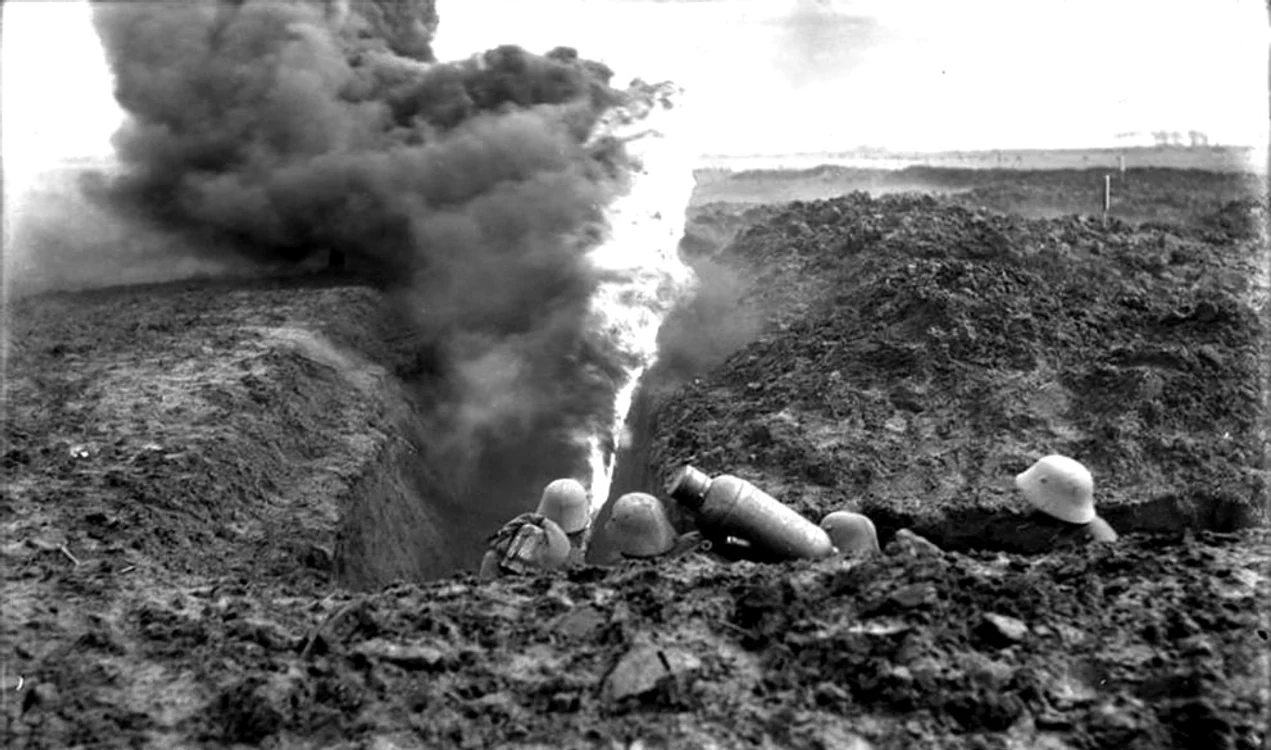 Soldaţi germani testează un aruncător de flăcări,  4 aprilie 1914.