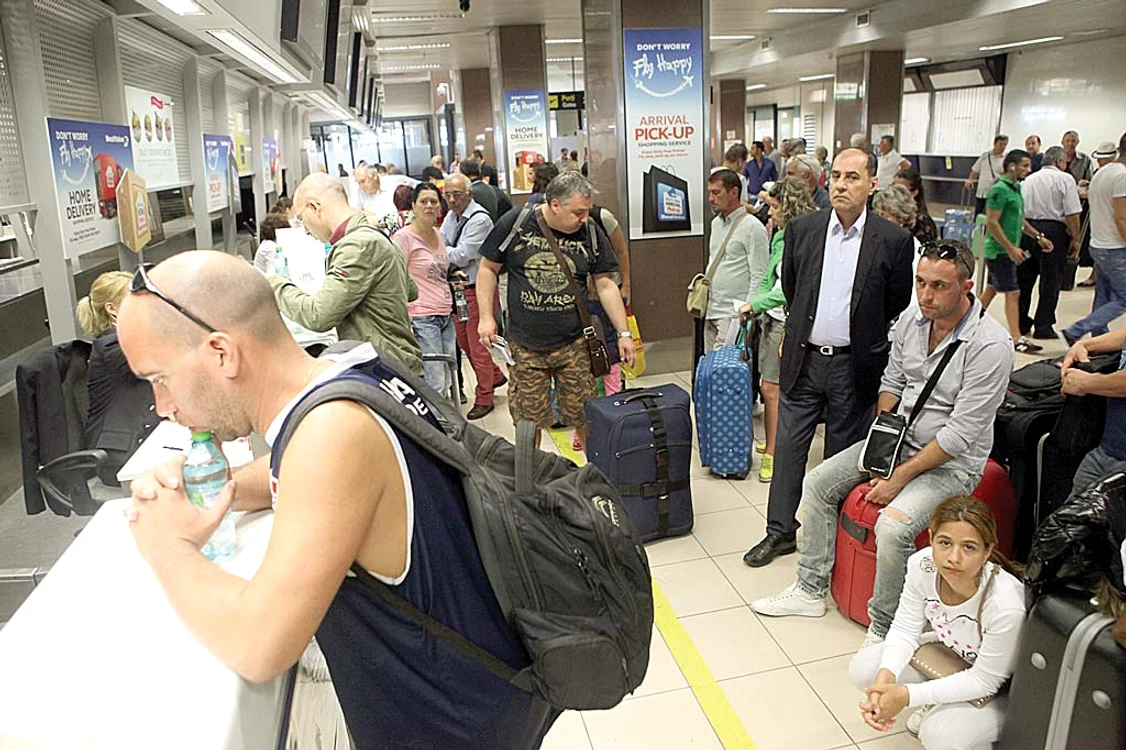Pasagerii au aşteptat cu orele ca să facă check-in