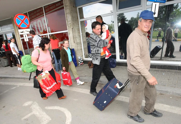 
    Cercetătorii încearcă să-i convingă pe oameni să nu-i mai însoţească pe cei dragi la aeroport sau gară  