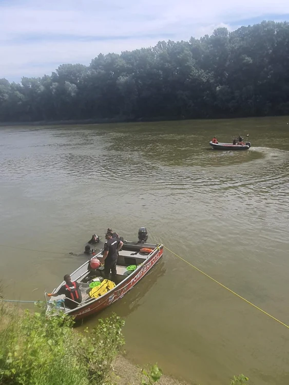 slobozia scafandrii cauta masina in borcea foto isu ialomita