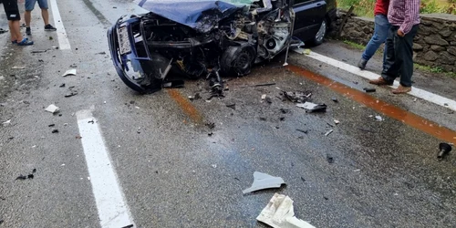 Accident rutier pe Valea Oltului DN7 - E81 în apropiere de Brezoi - Vâlcea - coliziune între un TIR şi un autoturism Foto Adevărul