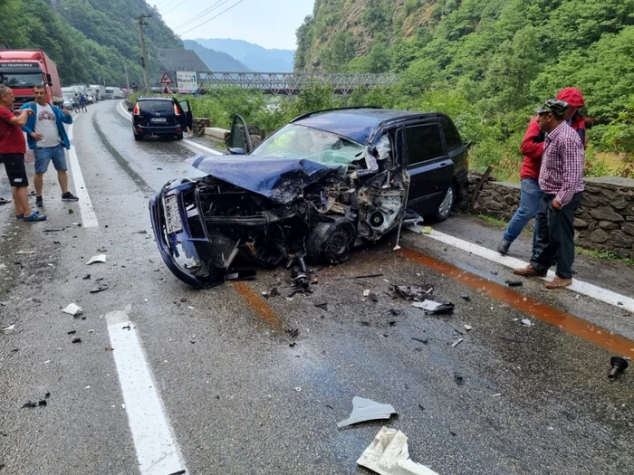 Accident rutier pe Valea Oltului DN7 - E81 în apropiere de Brezoi - Vâlcea - coliziune între un TIR şi un autoturism Foto Adevărul