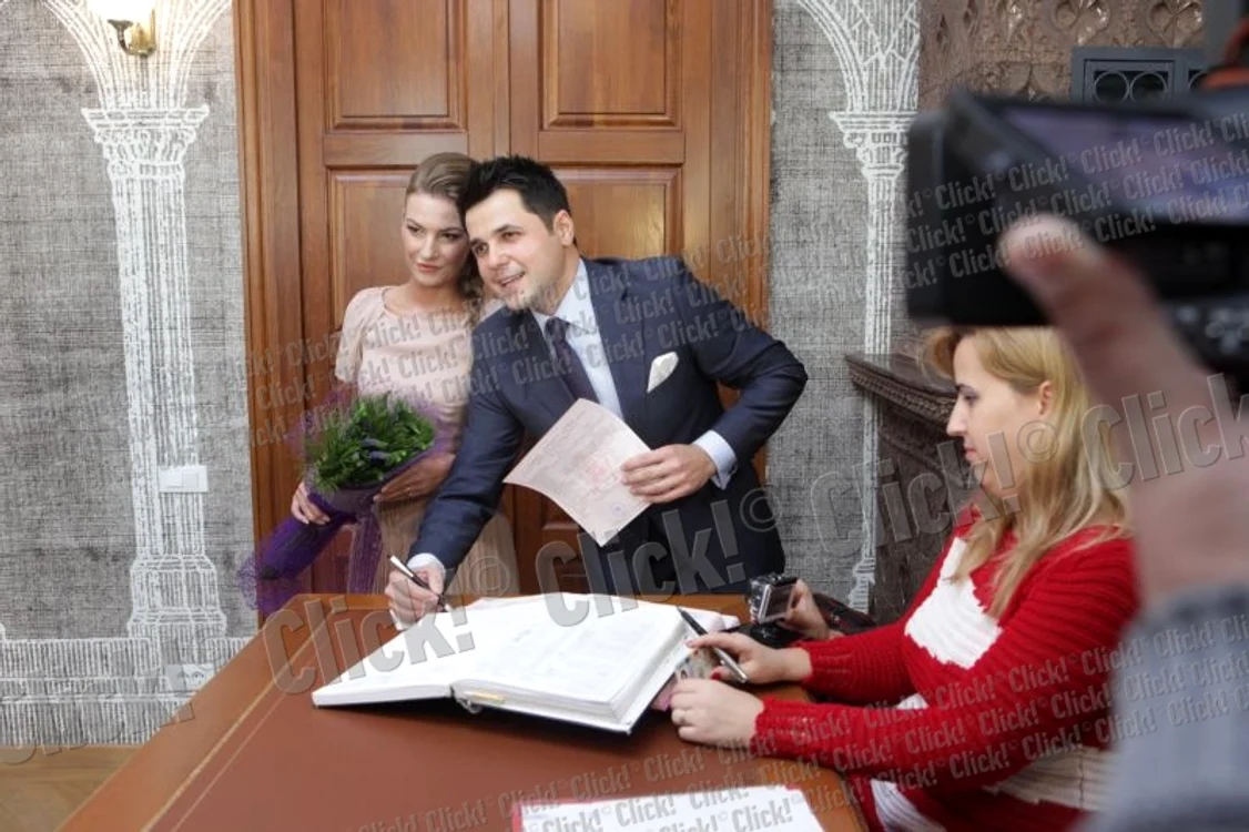 Gabriel Coveşeanu şi soţia lui, la cununia civilă (Foto: Roberto Sălceanu)
