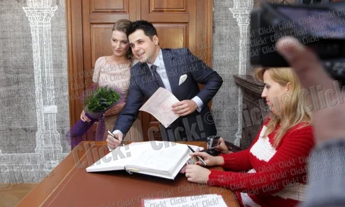 Gabriel Coveşeanu şi soţia lui, la cununia civilă (Foto: Roberto Sălceanu) jpeg