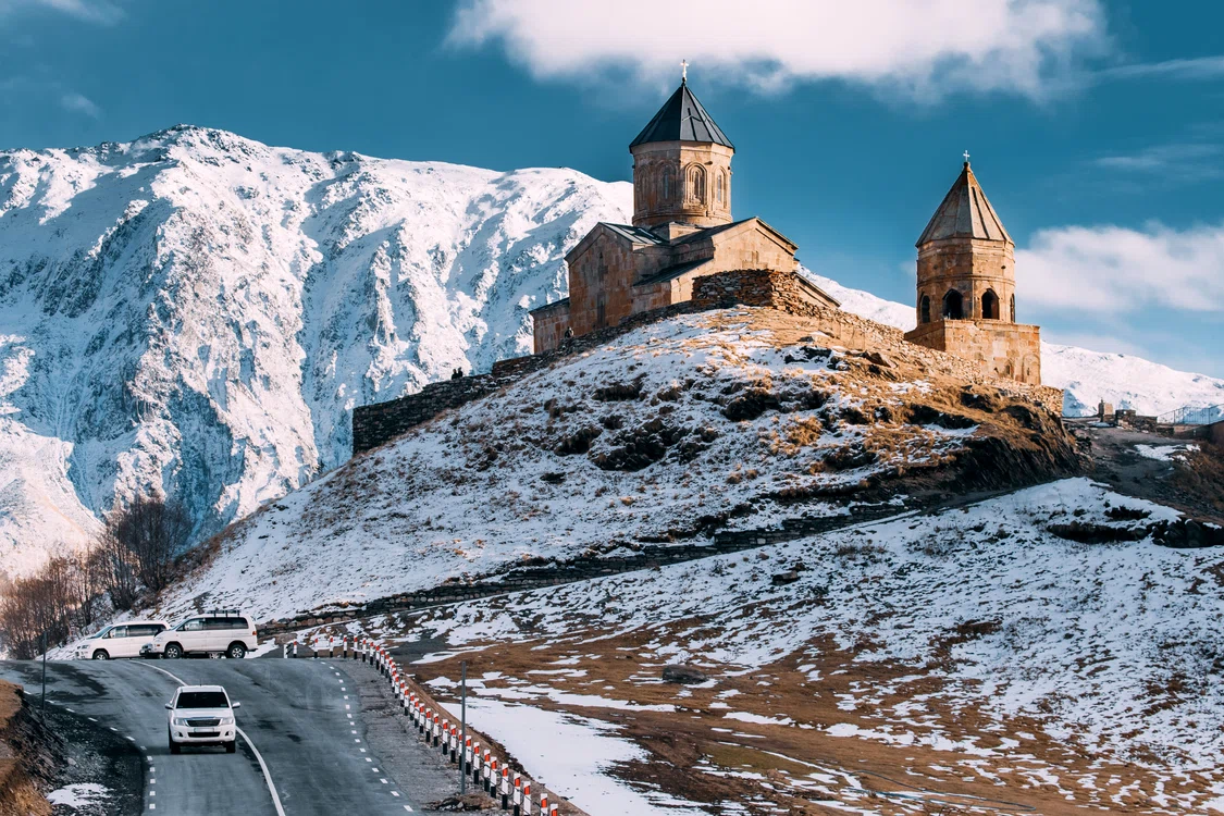 Biserica Gergeti Trinity din Georgia FOTO Shutterstock 