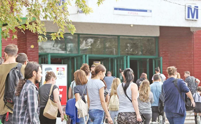 Ieri, încă de la ora 16.00, a început să se aglomereze la staţia PiperaFoto: Florin Şuler