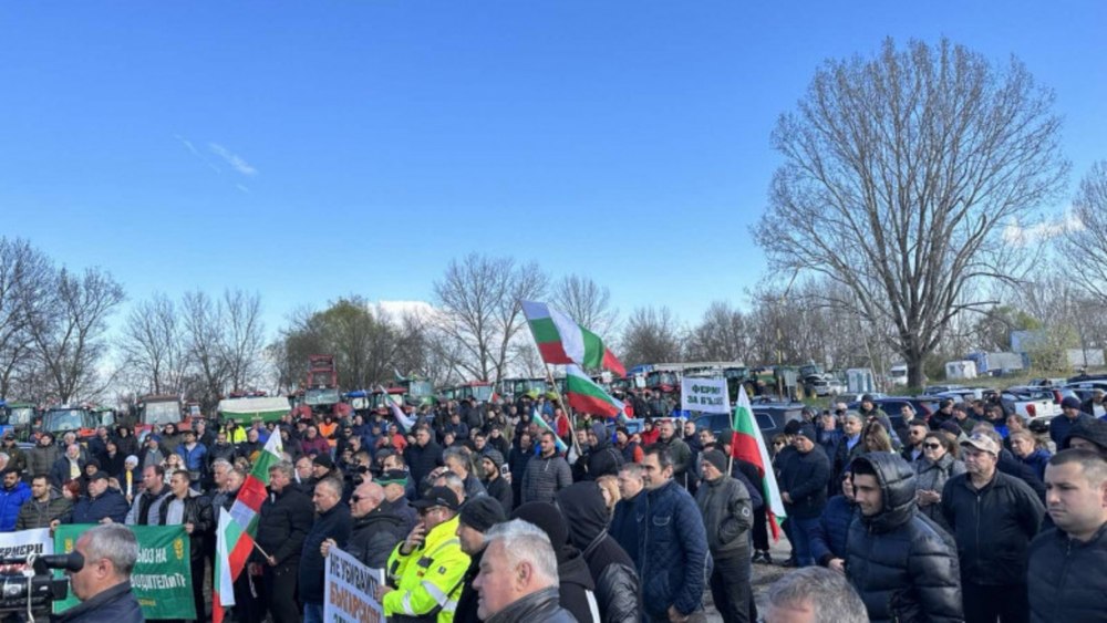 Fermierii bulgari au protestat în fața guvernului și au blocat două bulevarde în capitală