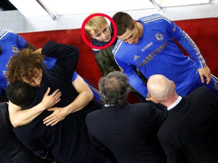 Puştiul se numeşte Louis Kearns şi e fan Torres şi Benitez, din perioada în care cei doi erau la Liverpool. FOTO http://uk.eurosport.yahoo.com