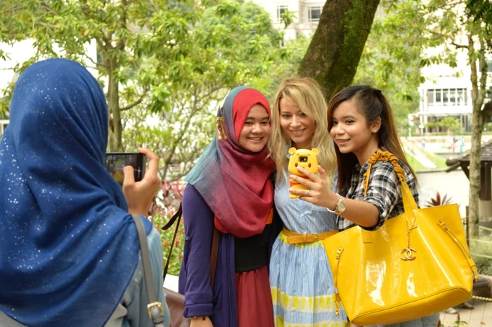 Blonda a acceptat cu drag să se fotografieze alături de câteva tinere