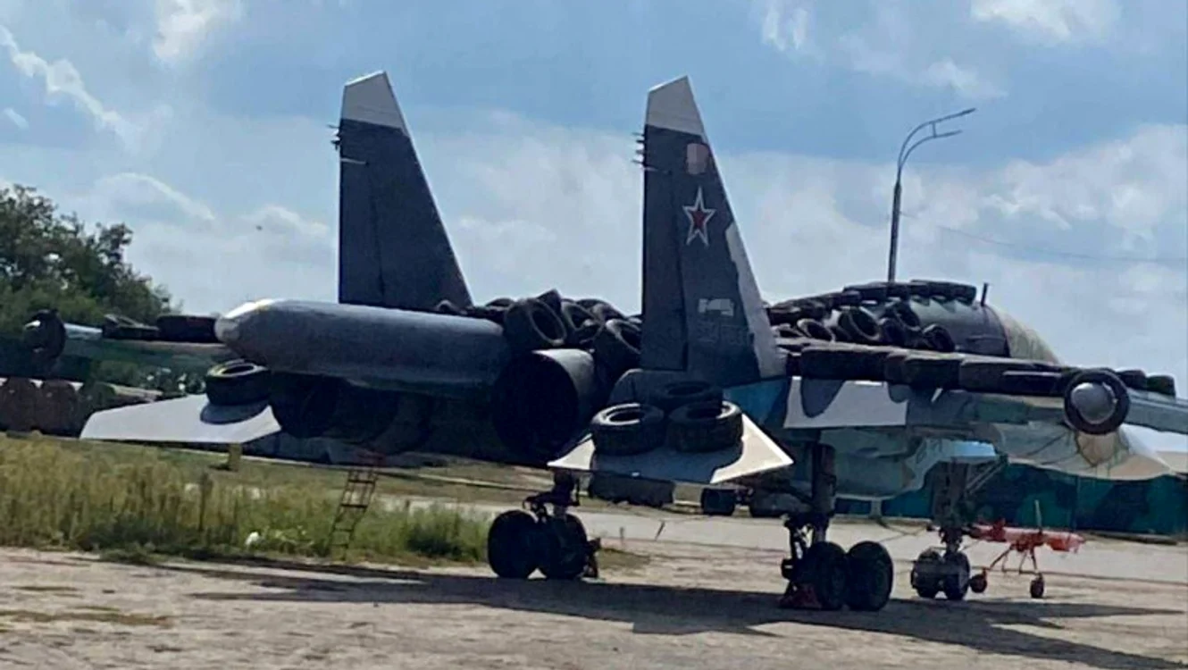 Avion rusesc cu cauciucuri pe el FOTO X 