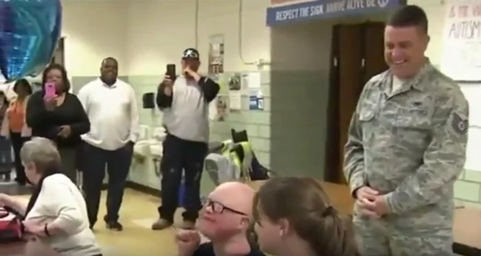 Acest soldat și-a înduioșat fiul până la lacrimiFoto captură video/Youtube