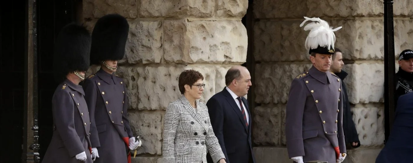 Miniştrii Apărării din Germania (stânga )şi din Marea Britanie