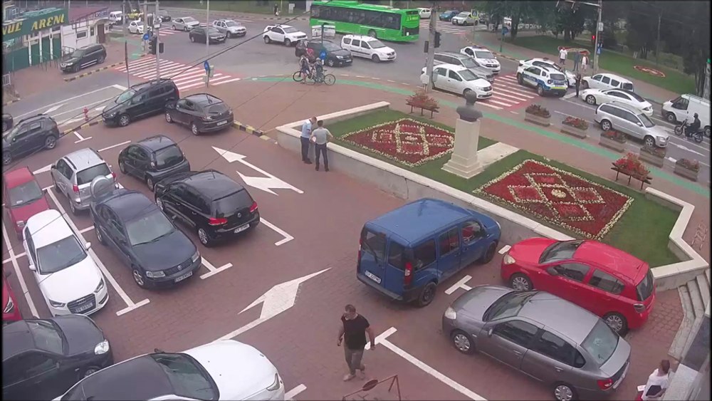 Șofer fără permis prins de polițiști după ce a rămas blocat cu mașina într-o intersecție din Suceava VIDEO