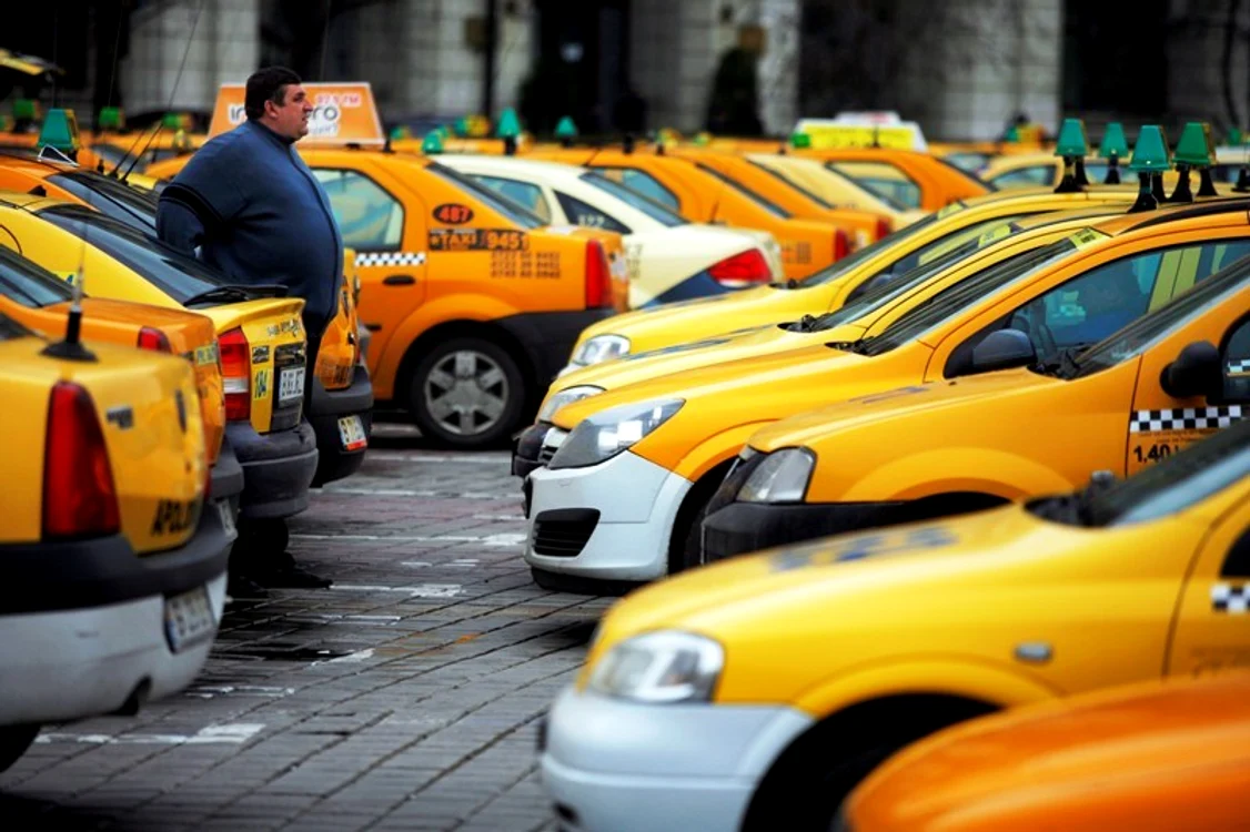 
    Taximetriștii au făcut cartel și au afișat același tarif  