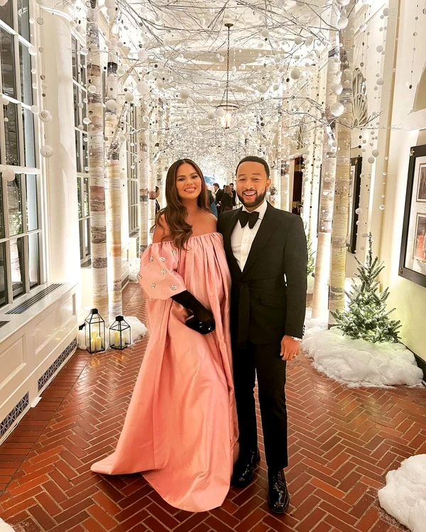 Chrissy Teigen si John Legend, la al treilea copil Instagram (3) jpg