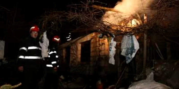 Incendiu la o gospodărie din judeţul Suceava