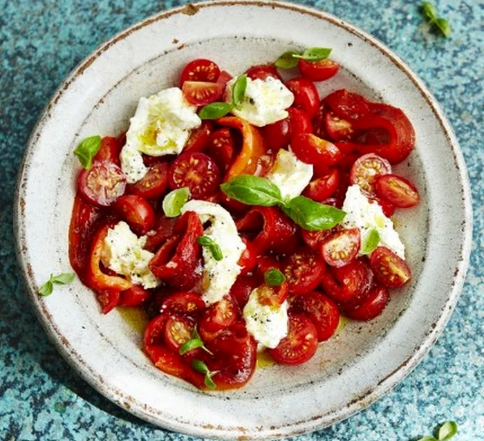 Salata Caprese cu ardei copti jpeg