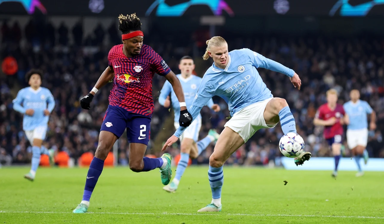 Erling Haaland (dreapta) reușește record după record (FOTO: Getty Images)