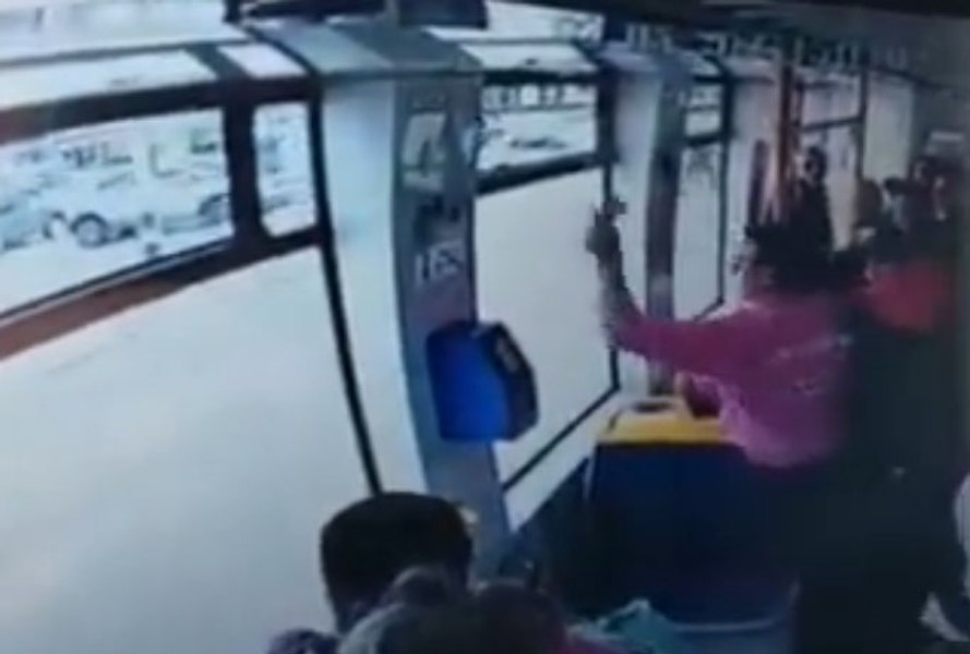 Un bărbat a vandalizat un tramvai nou din Oradea, nemulțumit că era prea cald în interior VIDEO