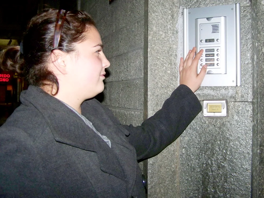 Agentul de vânzări abordează clientul la domiciliul acestuia, în mediul său intim