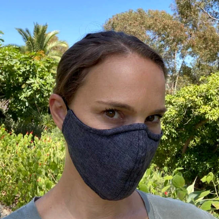 Natalie Portman a ales o mască ce imită materialul de blugiFoto: Profimedia