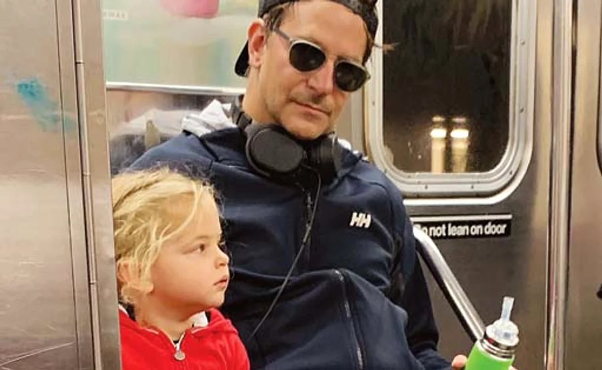 Bradley Cooper (44 de ani) o scoate la plimbare pe fiica sa, Lea de Seine (2 ani)