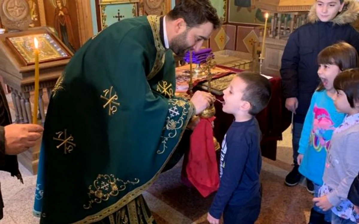 De patru ani, comunitatea surdo-muţilor din judeţul Olt are un preot care slujeşte folosind limbajul mimico-gestual FOTO: arhiva personală Ionuţ Drăghici