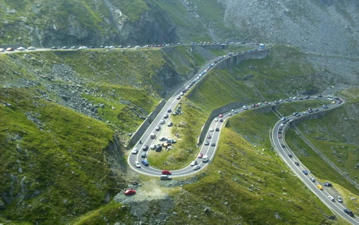 
    Trasfăgărășanul este situat pe DN 7C și leagă Transilvania de Muntenia  