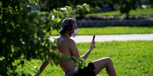 Italian cu masca se relaxează într-un parc din Milano FOTO Getty Images 