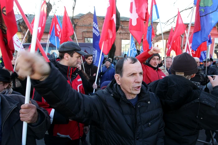 Protestatarii au venit cu diverse drapele şi au blocat circulaţia pe strada Kogălniceanu FOTO: Tudor Iovu