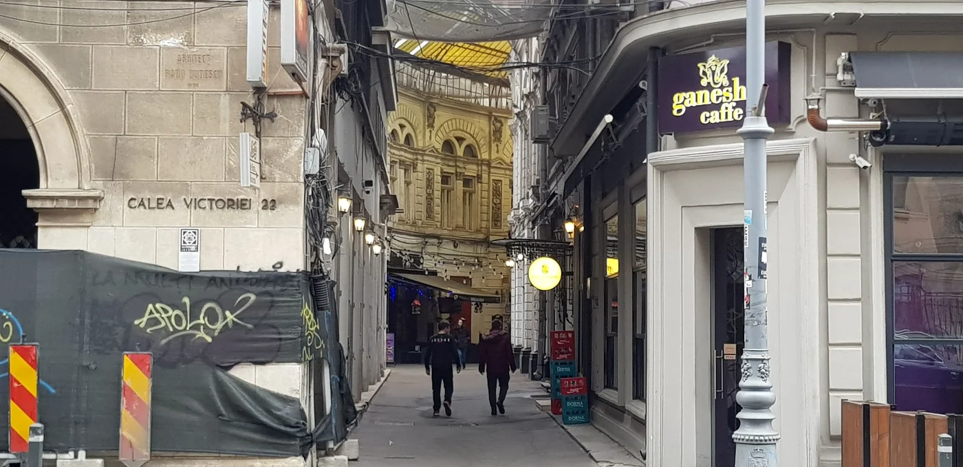Intrarea în Pasajul Macca, ce se unește cu Villacrosse spre ieșirea din cealaltă parte, este deprimantă, inclusiv prin vecinătatea cu părăginitul Bloc Rosenthal