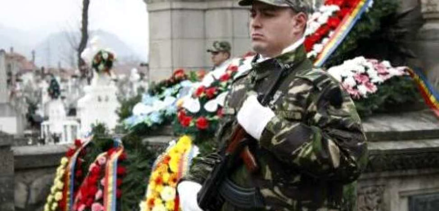 Ziua Națională începe cu depunerea de coroane și parada militară 