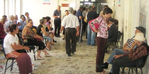 Bolnavii care nu pot plăti consultaţiile la medicul de familie fac coadă la Urgenţe